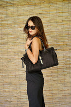 Cartera Tela y  Cuero Genuino Elena Negra Mediana